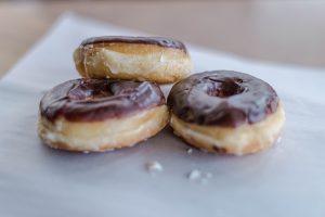 Domowe pączki. Jaki tłuszcz wybrać do ich przygotowania?